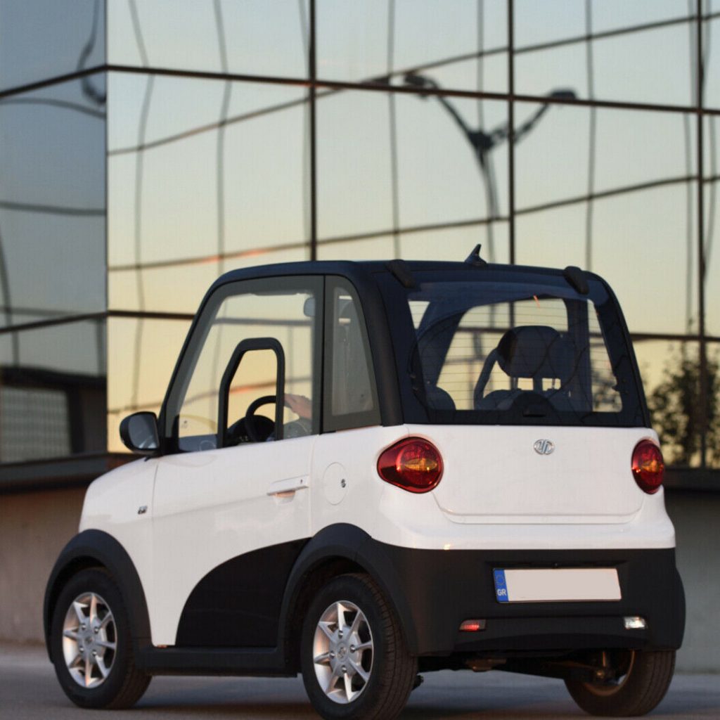 Ein Elektroauto Mican Electric Drive steht in einer Garage.